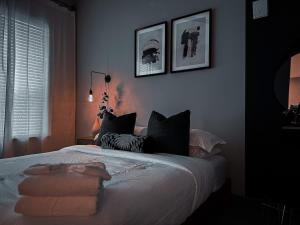 En eller flere senge i et værelse på The Nichols Getaway - Fort Worth - SameDay Booking