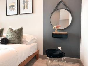 En eller flere senge i et værelse på The Nichols Getaway - Fort Worth - SameDay Booking