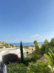 een uitzicht op een huis met de oceaan op de achtergrond bij Casa del Sol in Altea +21 foto's