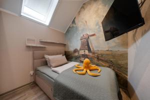 una camera con un letto con un polpo sopra di Küsten Suite Burghaus 5, 60qm a Krummhörn