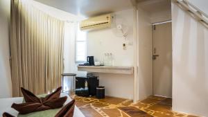 ein Wohnzimmer mit Heizung und ein Zimmer in der Unterkunft Trisara Boutique Stay in Mysore