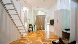 TV a/nebo společenská místnost v ubytování Trisara Boutique Stay