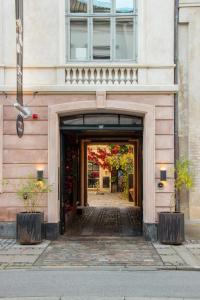 コペンハーゲンにあるFour Suites Copenhagen - Boutique Hotelの出入口の花の入り口 +22枚の写真