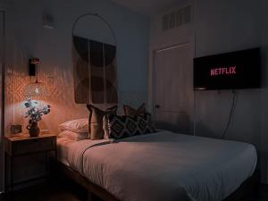 En eller flere senge i et værelse på Stylish 1BR 1B - Medical District - Dallas Airport