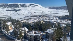 una vista aerea di una città con una montagna innevata di Montaria Suite a Pescocostanzo