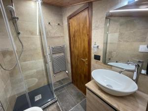 un bagno con lavandino e doccia di Montaria Suite a Pescocostanzo Altre 12 foto