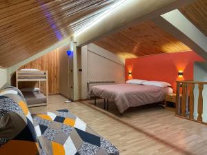 una camera da letto con un letto e un soffitto in legno di Montaria Suite a Pescocostanzo