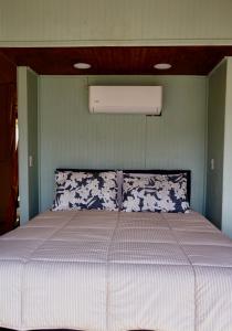 En eller flere senge i et værelse på Glamping Domo Tinaja y Piscina Climatizada