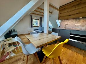 Un lugar para sentarse en Mezi vršky - rodinný apartmán Filipovice