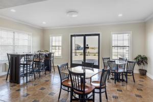 En restaurant eller et andet spisested på SureStay Hotel by Best Western Terrell