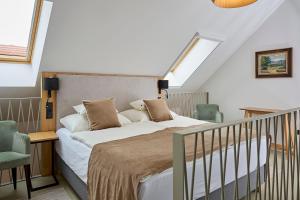 1 dormitorio con 1 cama y una escalera con 1 cama sidx sidx sidx sidx en Villa Bayer, en Villány