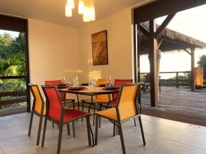 a dining room with a table and chairs at habitation arrakis in Pointe-Noire