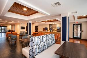 Khu vực ghế ngồi tại Holiday Inn Express Las Cruces North by IHG