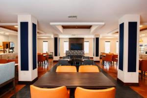 Khu vực ghế ngồi tại Holiday Inn Express Las Cruces North by IHG