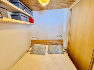 Ένα ή περισσότερα κρεβάτια σε δωμάτιο στο 131 Warm Apartment for 4 people