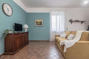 Μια τηλεόραση ή/και κέντρο ψυχαγωγίας στο Al Civico 11, nel cuore della piazza principale di Lainate, minimal e confortevole, comodo per Rho Fiera Milano