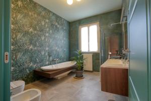 een badkamer met een bad, een toilet en een wastafel bij La Casetta di Renzo e Lucia in Olginate +18 foto's