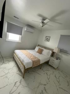 una camera da letto con un letto e un ventilatore a soffitto di CampRV Main Lodge a Elkins