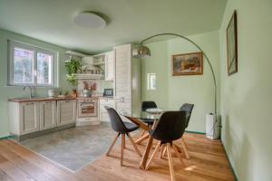 een keuken met een eettafel en stoelen bij La Casetta di Renzo e Lucia in Olginate