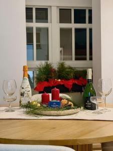 un tavolo con bicchieri da vino e un centrotavola con candele di CoruñaFlat Apartments - Centro A Coruña a La Coruña