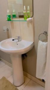 Koupelna v ubytování Yoleni self catering apartment