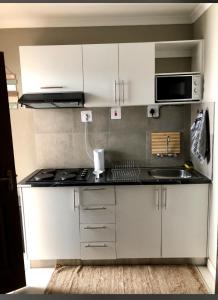 Kuchyň nebo kuchyňský kout v ubytování Yoleni self catering apartment