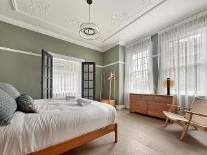 En eller flere senge i et værelse på The Edward Residences, Quiet Luxury 3 bed condo