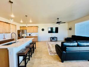 een keuken en woonkamer met een bank en een tafel bij Organ Mountain Loft 3BR 3 Steps into Golf Course in Las Cruces