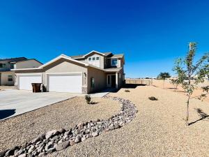 een huis in de woestijn met een grindoprit bij Organ Mountain Loft 3BR 3 Steps into Golf Course in Las Cruces