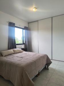 En eller flere senge i et værelse på Departamento Neuquén Amoblado Premium 2-3-4 personas