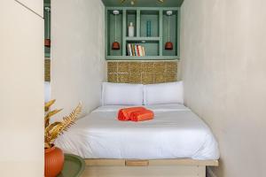 Postel nebo postele na pokoji v ubytování Great studio in Paris La Défense