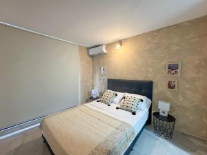 En eller flere senge i et værelse på Apto moderno con AC y Excelente Ubicacion