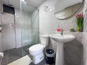 Et badeværelse på Apto moderno con AC y Excelente Ubicacion