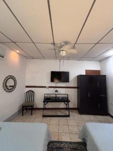 Et tv og/eller underholdning på Villa Napoli Apartment Suites