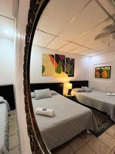 En eller flere senge i et værelse på Villa Napoli Apartment Suites