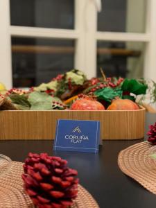 un'esposizione di frutta e verdura su un tavolo di CoruñaFlat Apartments - Centro A Coruña a La Coruña