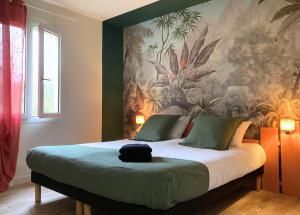 En eller flere senge i et værelse på Grand Gîte Le Saule en Scie - 3 étoiles - Spa chauffé, 12 à 14 pers, jardin clos, 30 mn PuyduFou