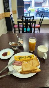 un piatto di cibo con uova e pane tostato su un tavolo di Hotel Del Centro a Guayaquil