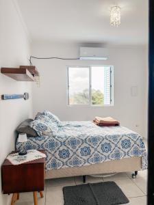 イタポアにあるApto frente pro mar 3 pedraのベッドと窓のある寝室