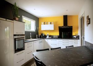 Køkken eller tekøkken på Grand Gîte Le Saule en Scie - 3 étoiles - Spa chauffé, 12 à 14 pers, jardin clos, 30 mn PuyduFou