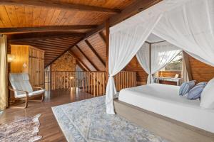 Giường trong phòng chung tại Heaven's Gateway