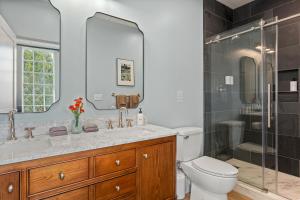 Koupelna v ubytování The Optimist Guesthouse | 1 + 25 fotografií