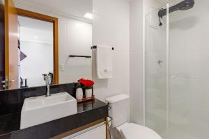 ein Badezimmer mit Toilette, Waschbecken und Dusche in der Unterkunft Modern Studio Garage 5 min to GRU Airport in Guarulhos + 14 Fotos
