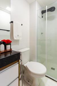 ein Badezimmer mit Toilette und Glasdusche in der Unterkunft Modern Studio Garage 5 min to GRU Airport in Guarulhos