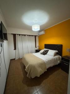 En eller flere senge i et værelse på Departamento + 2 billeder