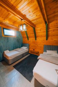 En eller flere senge i et værelse på 777Sapanca Bungalov Konaklama + 150 billeder