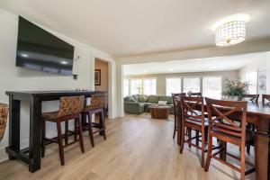 TV a/nebo společenská místnost v ubytování Cozy Lake House on Abbots Creek, Lexington NC