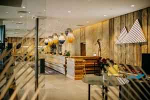 un restaurante con vestíbulo con paredes de madera en Platinum Adults, en Szklarska Poręba 16 fotos más