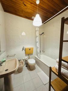 Phòng tắm tại Geres Mountain View Guest House