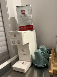 una macchina da cucire giocattolo con una scatola sopra di Valentinas retreat a San Dorligo della Valle